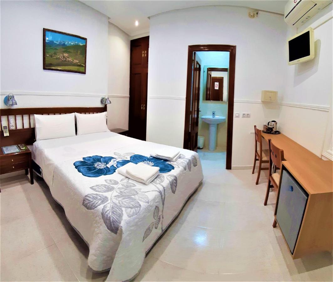 Hostal Dulcinea Madrid Buitenkant foto