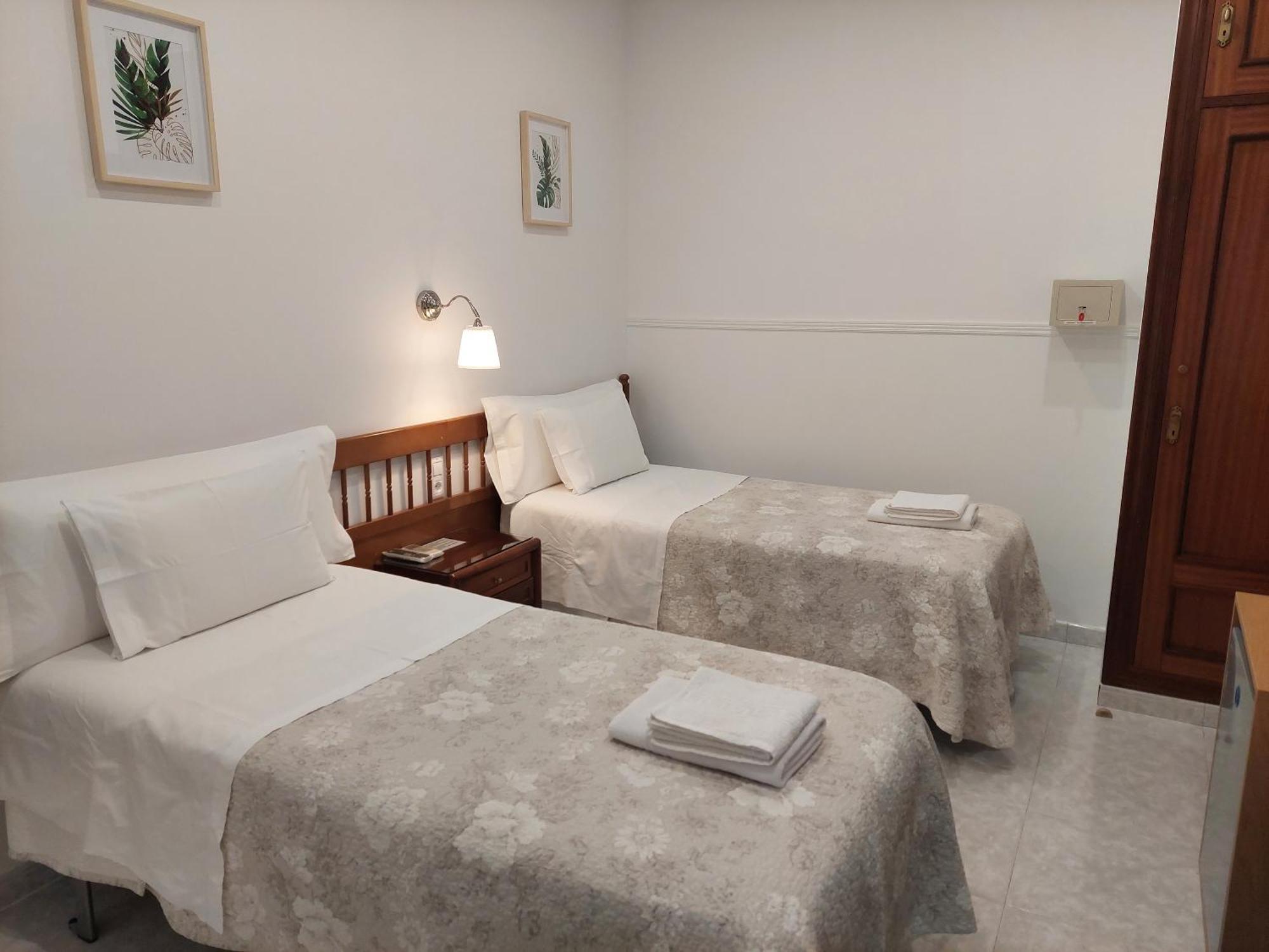 Hostal Dulcinea Madrid Buitenkant foto