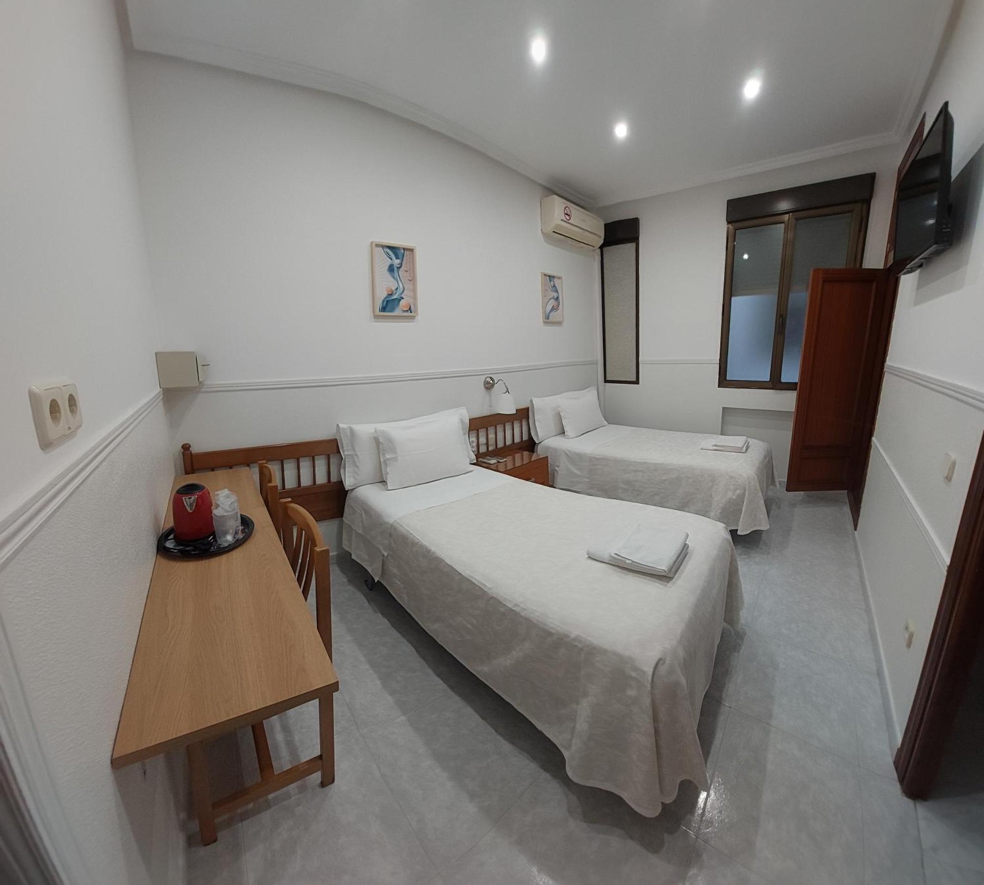 Hostal Dulcinea Madrid Buitenkant foto