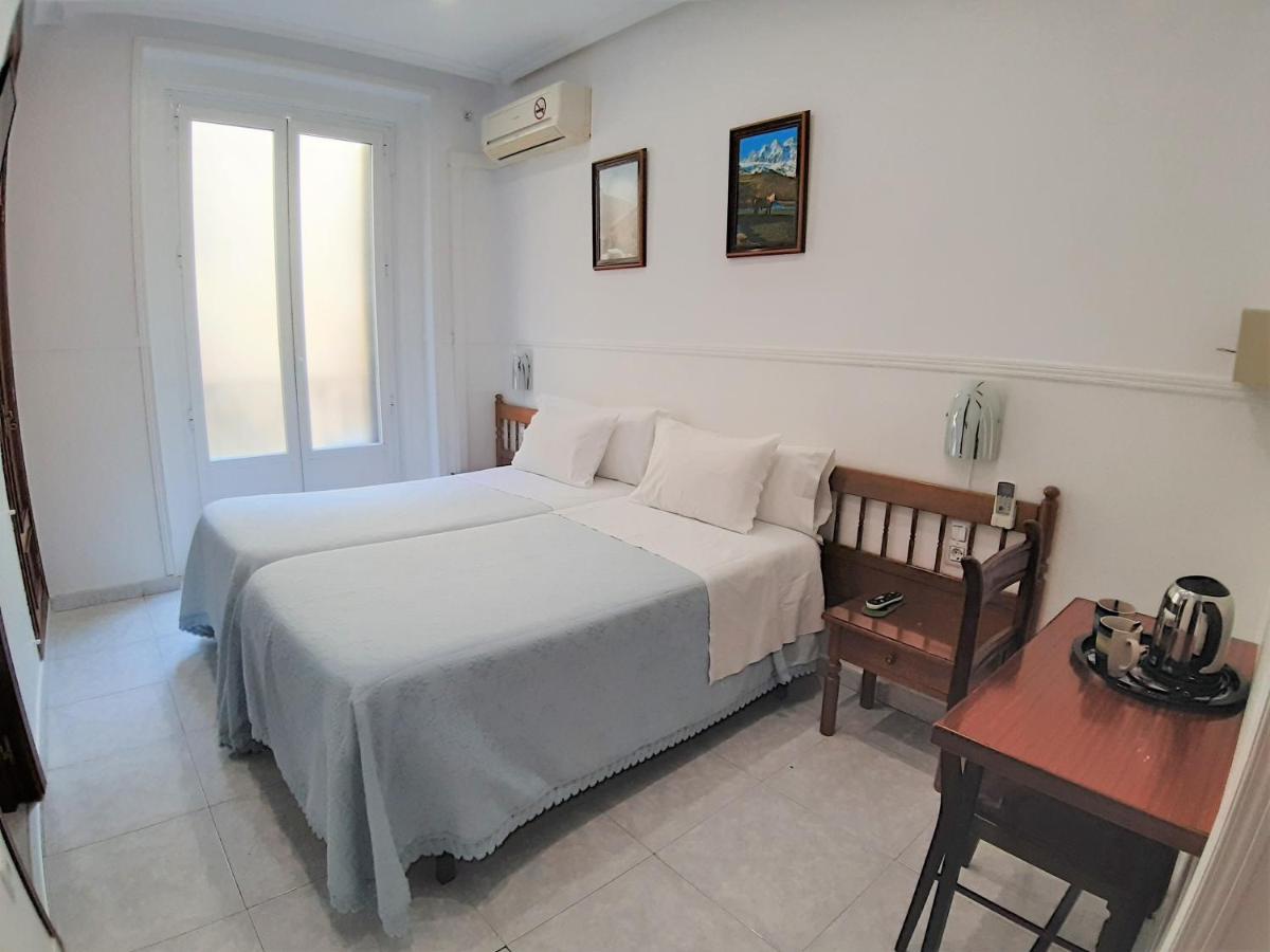 Hostal Dulcinea Madrid Buitenkant foto